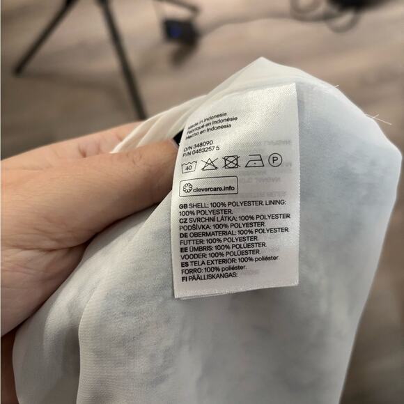 H&M Green Printed Sleeveless Blouse With Back Cutout & Tie Size 2 - Picture 6 of 6